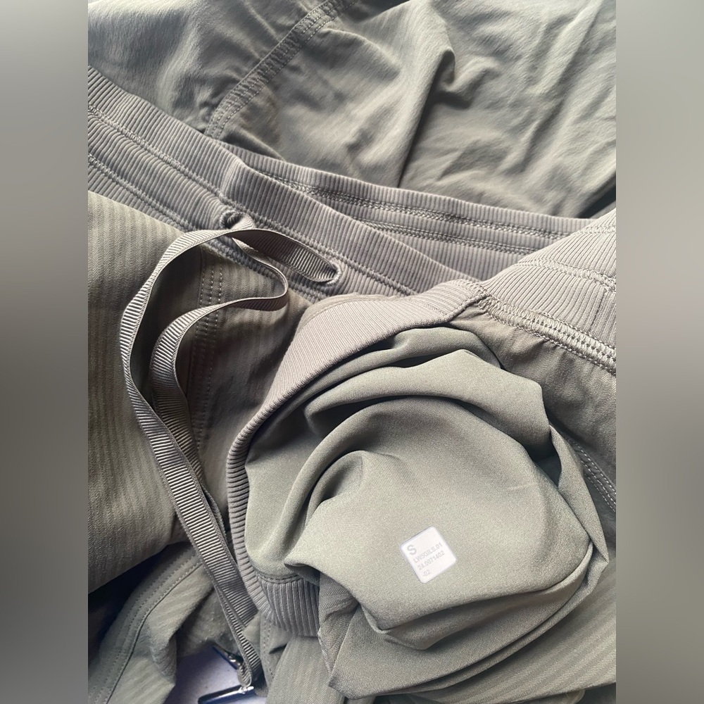 Lululemon Dance Studio Relaxed-Fit Mid-Rise Cargo Pant - Picture 7 of 8
